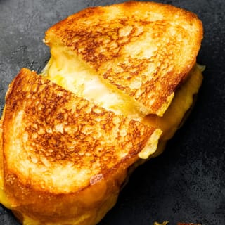 Regular Grilled Cheese (Sándwich de Queso a la Parrilla Clásico)