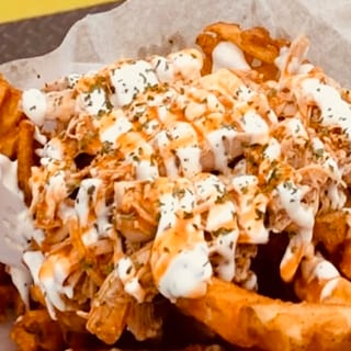 Pulled Chicken Over Waffle Fries (Pollo Desmenuzado sobre Papas Waffle)