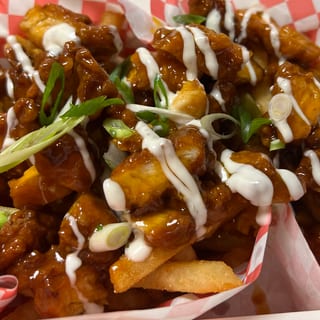 Crispy Chicken Over Fries (Pollo Crujiente sobre Papas Fritas)