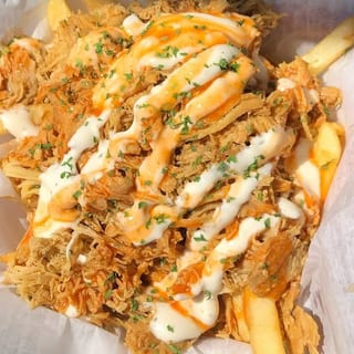 Pulled Chicken Over Fries (Pollo Desmenuzado sobre Papas Fritas)